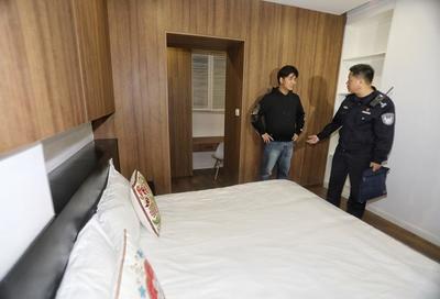 上海警方連夜清查臨時住宿服務(wù)場所現(xiàn)場直擊 隱患零容忍，嚴(yán)守安全底線